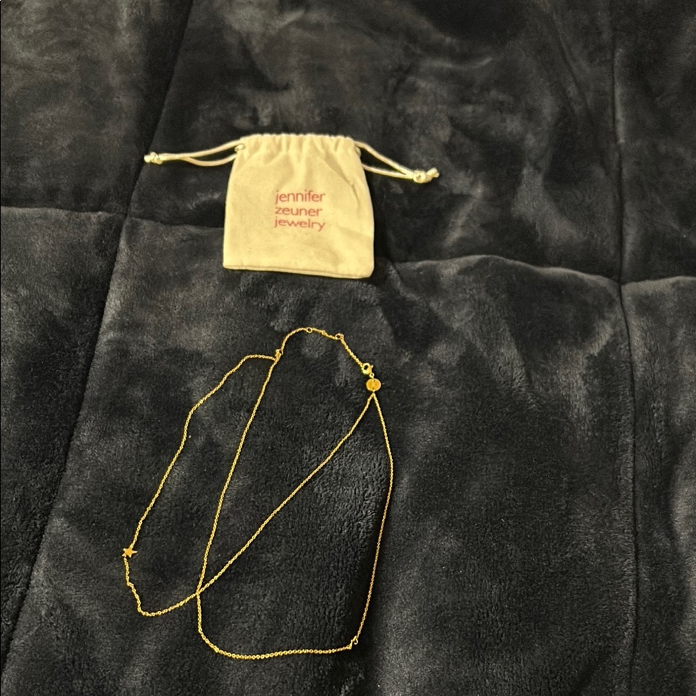 Jennifer Zeuner star necklace